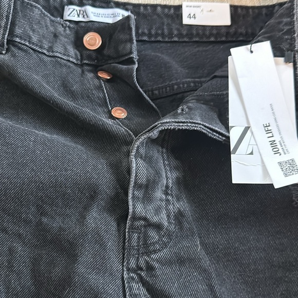 NWT Zara women's black denim jeans shorts. Size 12 - Picture 4 of 8
